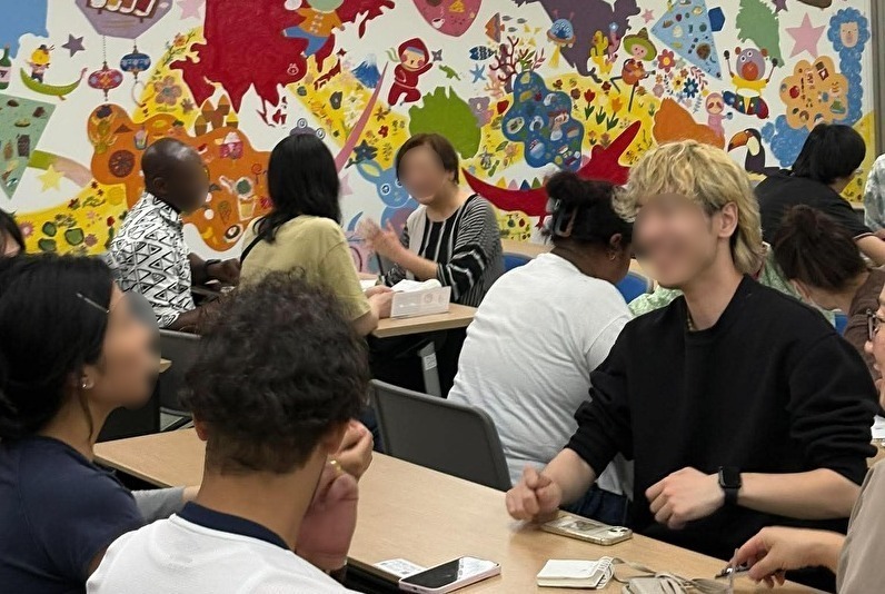 大学生ボランティアと一緒に楽しく会話